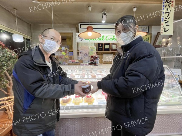 ルバーブジャムを提供したお菓子の正岡の正岡崇代表（左）と松本さん