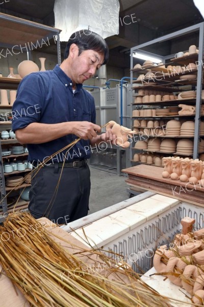 焼き上がり、決め手は「わら」　干支の置物　鹿追焼～遠景近景 2