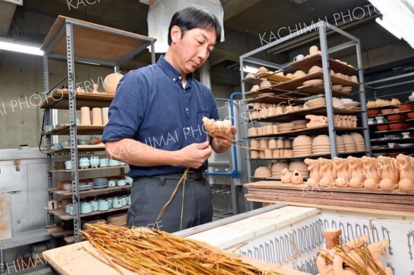 焼き上がり、決め手は「わら」　干支の置物　鹿追焼～遠景近景 3