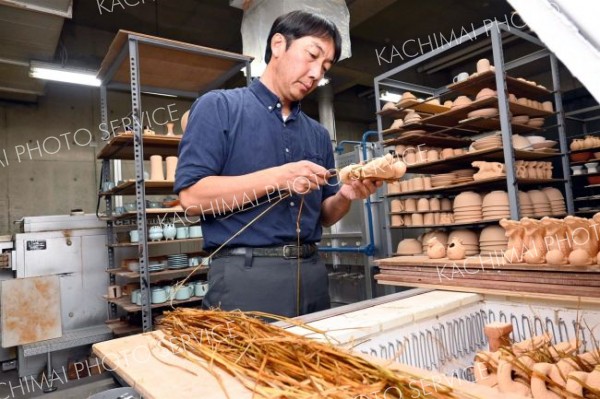 焼き上がり、決め手は「わら」　干支の置物　鹿追焼～遠景近景 4