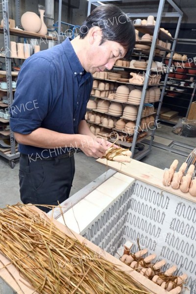 焼き上がり、決め手は「わら」　干支の置物　鹿追焼～遠景近景 6