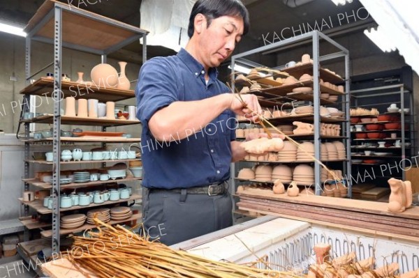 焼き上がり、決め手は「わら」　干支の置物　鹿追焼～遠景近景 9