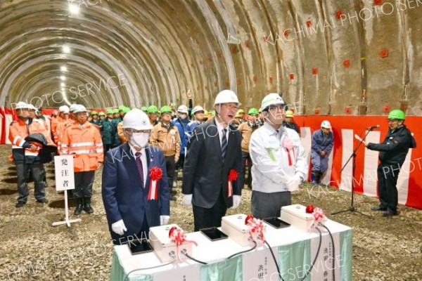 広内トンネルが貫通　清水―占冠間４車線化最初の１本