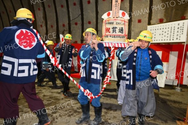 樽神輿（たるみこし）の入場