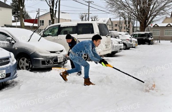 駐車場の雪を除雪する請負業者（１７日午前８時２０分ごろ、市内西１０南１９。金野和彦撮影）