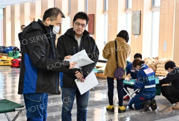 とかち帯広空港に設置したＳＣＵで初期医療体制などを確認する帯広厚生病院ＤＭＡＴのメンバー（金野和彦撮影）