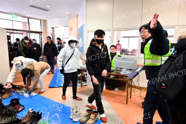 緊急地震速報を受けて、避難所に集まる訓練の参加者（１８日午前１０時半ごろ、大樹町歴舟地域コミュニティーセンターで。金野和彦撮影）