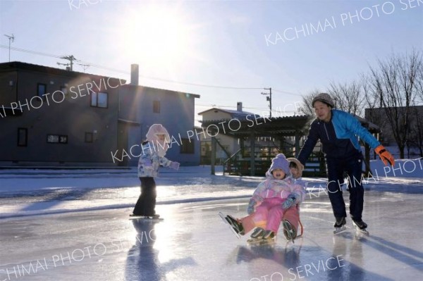 今シーズン最初のスケートを楽しむ園児（長尾悦郎通信員撮影）