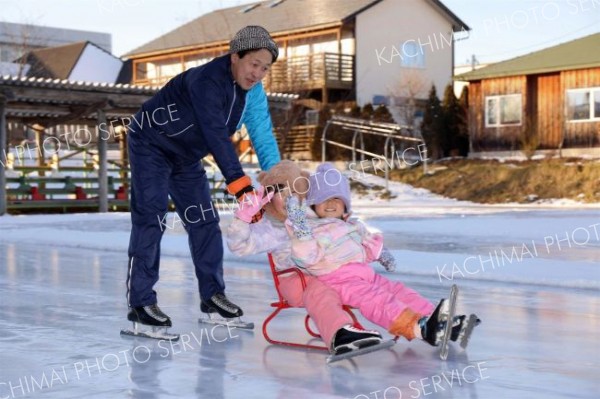 今シーズン最初のスケートを楽しむ園児（長尾悦郎通信員撮影）