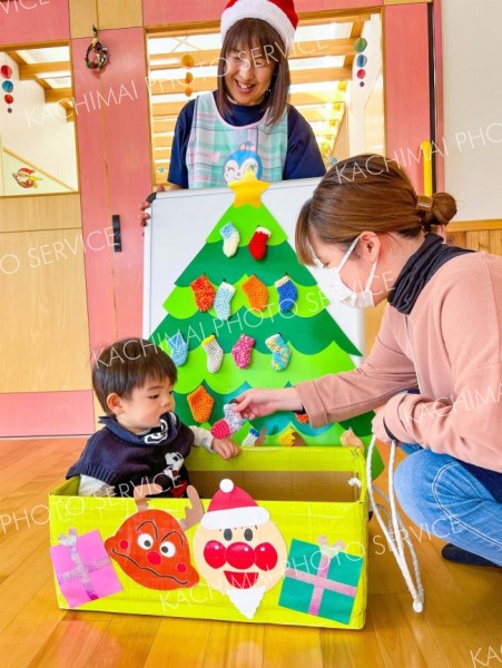 ゲームやその遊び楽しむ　子育て支援センターでクリスマス会　広尾