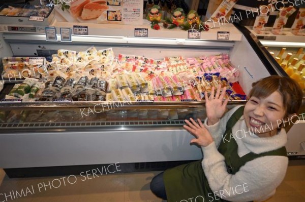 かま栄の正月用かまぼこ販売中　道の駅おとふけ「なつぞら市場」で