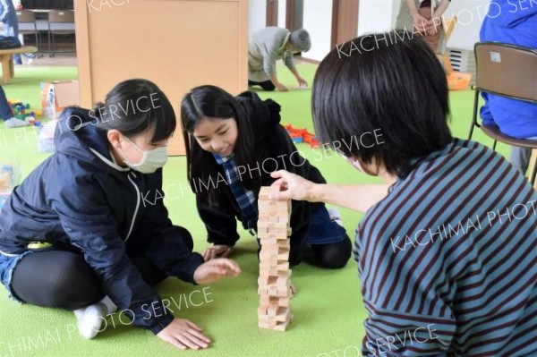 弁当ができるまで会場で遊びながら待つ子どもたち