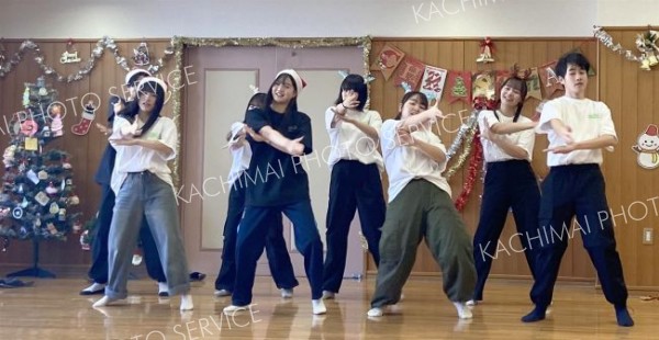 ダンスを披露した芽室高ダンス部の生徒たち