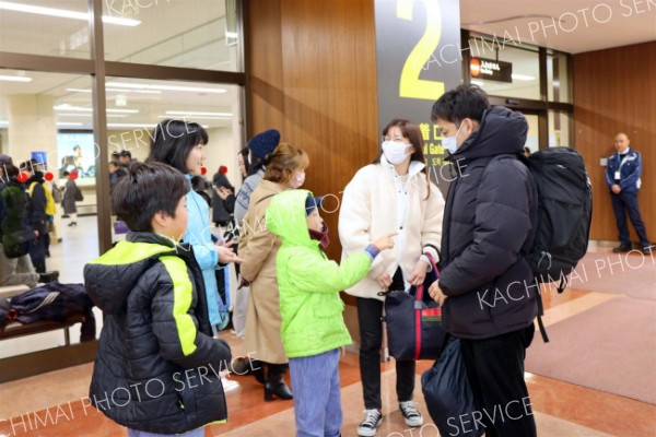 帰省ラッシュ本格化　コロナ前並み、陸空とも混雑