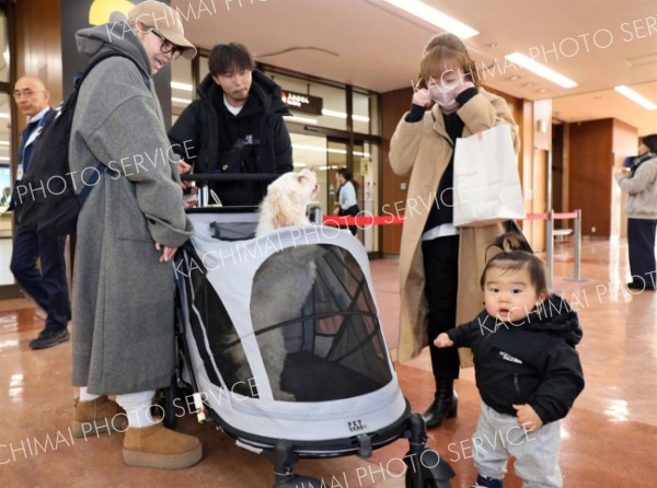 とかち帯広空港で、久々の再会を喜ぶ乗客ら（２８日午前９時ごろ、長尾悦郎通信員撮影）