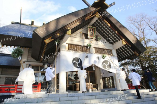 帯廣神社で煤払い　新年の飛躍願い境内清掃