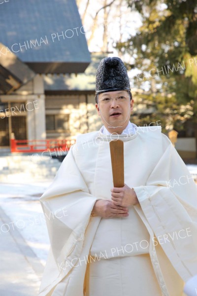 今年を振り返り、来年への思いを述べる大野宮司（２８日午前９時半ごろ、帯廣神社で。助川かおる通信員）