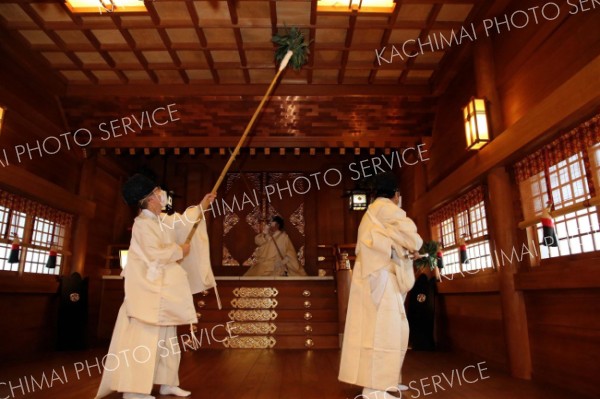 社殿をすす払いする神職（２８日午前９時２０分ごろ、帯廣神社で。助川かおる通信員）