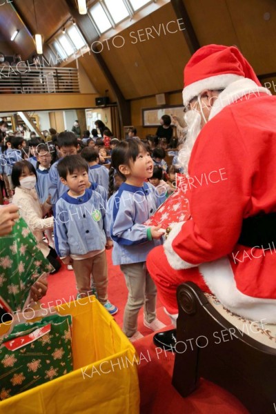 サンタクロースからプレゼントをもらい、笑顔を見せる園児（１５日、助川かおる通信員撮影）