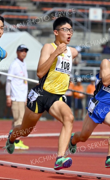 全国中学の２００メートルで力走する宮本哲朗（昨年８月２２日、愛媛県松山市ニンジニアスタジアム）