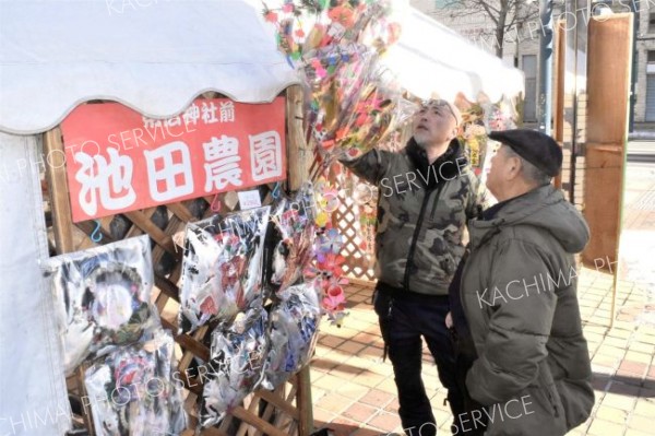 今年もここで恒例「年の市」　旧藤丸前で池田農園～師走スケッチ