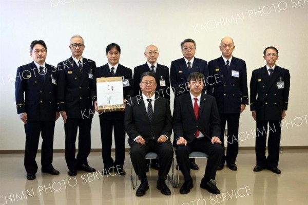 歳末警戒の消防署員・団員にカップ麺～こぼれ話