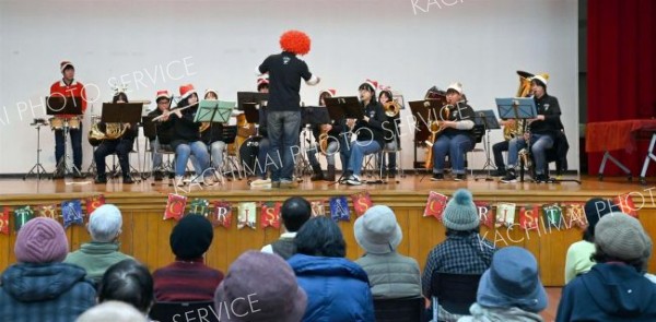 クリスマスソングなどを演奏する上士幌高校吹奏楽部