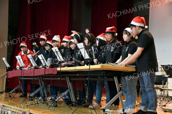 トーンチャイムで「きよしこの夜」を奏でる上士幌高校吹奏楽部