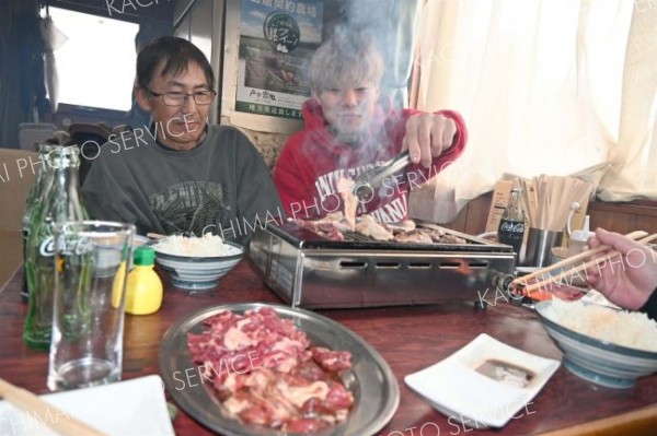 次々と肉を焼いていく来店客。手前は人気メニューのジンギスカンとサガリ