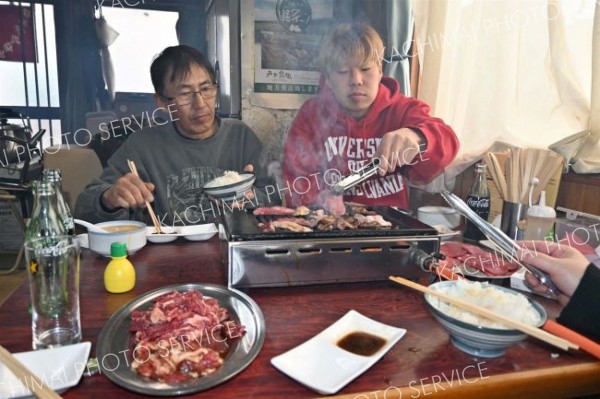 次々と肉を焼いていく来店客。手前は人気メニューのジンギスカンとサガリ