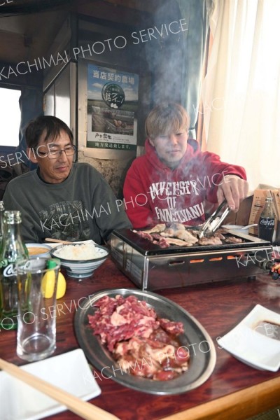 次々と肉を焼いていく来店客。手前は人気メニューのジンギスカンとサガリ