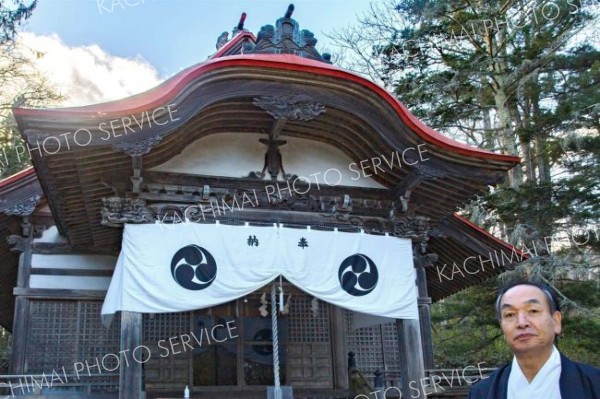 「龍神」をまつっている十勝神社の社殿と加藤宮司。正面中央、神前幕の上当たりに龍の飾りがつけられている（石原秀樹通信員撮影）