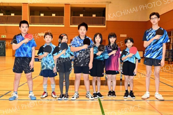 小学生、中学生が世代を超えて練習を積んでいる更別卓球クラブジュニアの子どもたち（須貝拓也撮影）