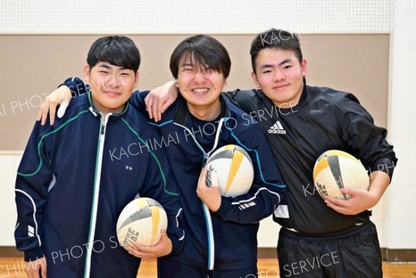 懸命に練習に励む士幌高校ラグビー部の（左から）安部さん、森さん、中森さん