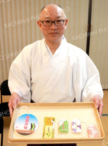 芽室神社の特徴的なお守りを紹介する赤澤宮司