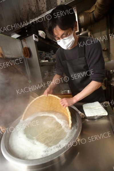 年越しそばをゆでる千葉店主（３１日午前１０時４０分ごろ、助川かおる通信員撮影）