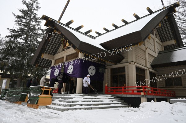 除雪作業が行われている帯廣神社（３１日午前９時半ごろ）