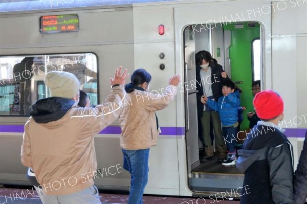 十勝で年末年始を過ごした家族と別れを惜しむ姿も見られた（３日午前１１時１０分ごろ、ＪＲ帯広駅で。金野和彦撮影）