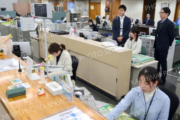 帯信金ビジネスカジュアル試行開始　制服、ネクタイなしで