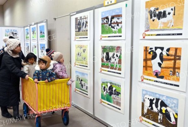 北海道牛乳普及協会主催の「牛やミルクのある風景絵画コンクール」で入賞した力作を展示している