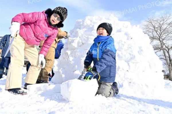 大きなイグルー作ったよ　雪山で子どもたち歓声　日高山脈国立公園化ＰＲ事業実行委　中札内