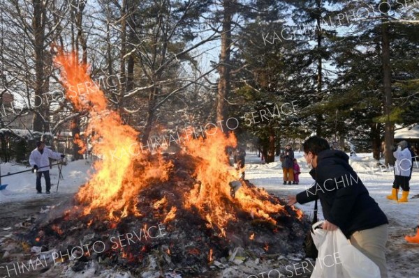 帯廣神社でどんど焼き　正月飾りなど焼き無病息災祈る