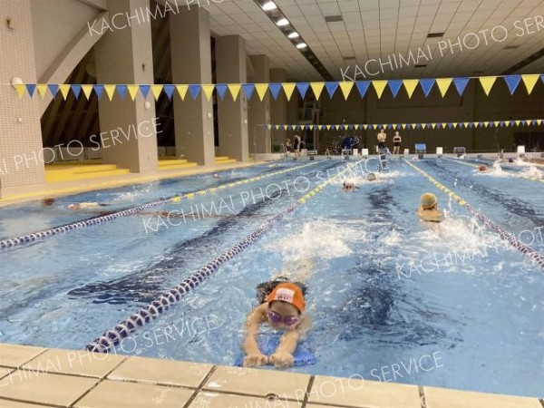 冬期間も熱心に練習に励む足寄水泳少年団の子どもたち