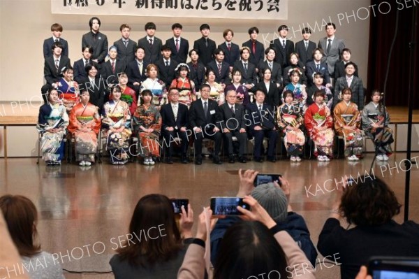 式後に参加者で記念写真を撮影する参加者たち（３日、新得。平田幸嗣撮影）