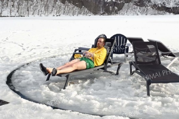 アイスカルーセルで外気浴を楽しむハルティカイネンさん