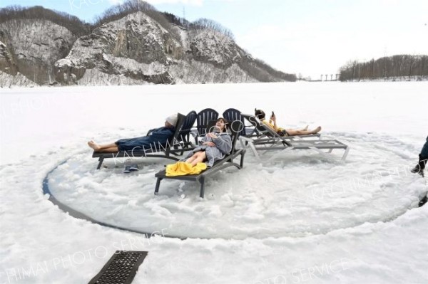 アイスカルーセル（湖の氷を円形に切り出し、メリーゴーラウンドのように回る遊び）でクールダウンする参加者