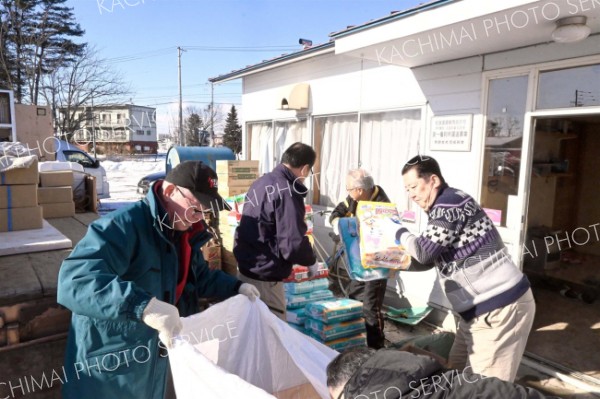 現地へ届ける支援物資を詰め込む