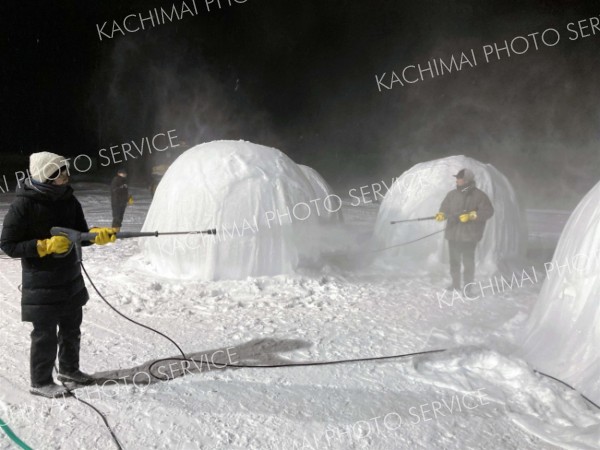 雪が舞う中、バルーンマンションづくりを体験するＡＮＡあきんど札幌支店の社員たち
