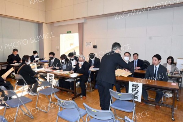 管内１６校が参加した公立高校の願書一括受け付け会場（１９日午前９時５０分ごろ）