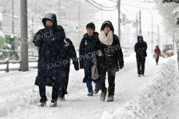 降りしきる雪の中を登校する高校生（２３日午前８時１５分ごろ、須貝拓也撮影）